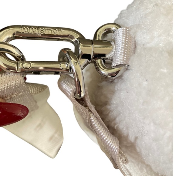 Lululemon New Year Crossbody Fleece Bucket Bag 2.5L White Opal - Picture 5 of 11